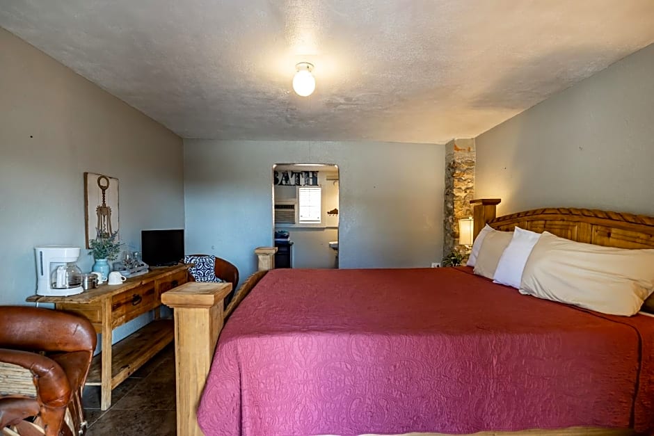The Historic Leakey Inn