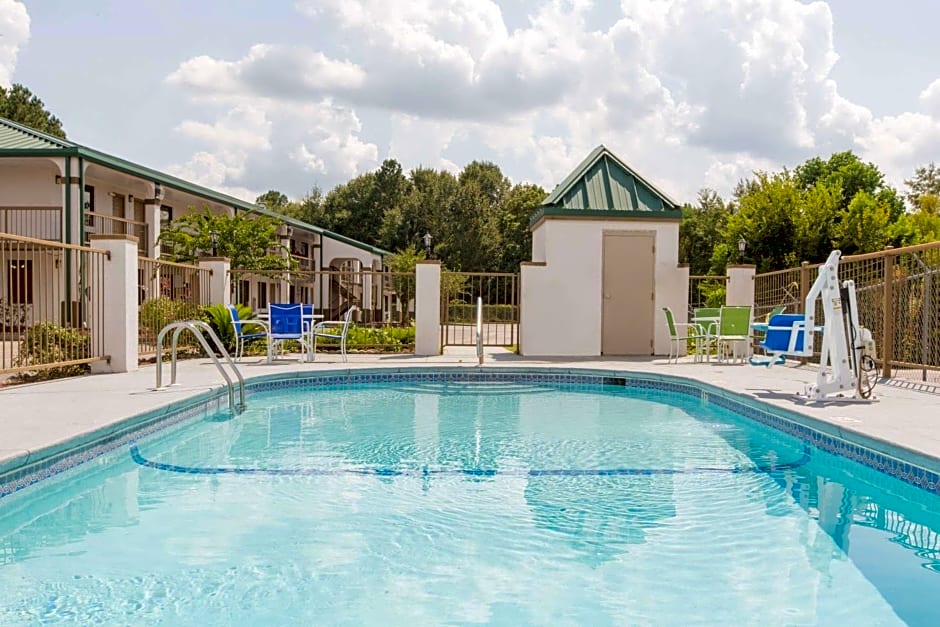 Super 8 by Wyndham Dothan