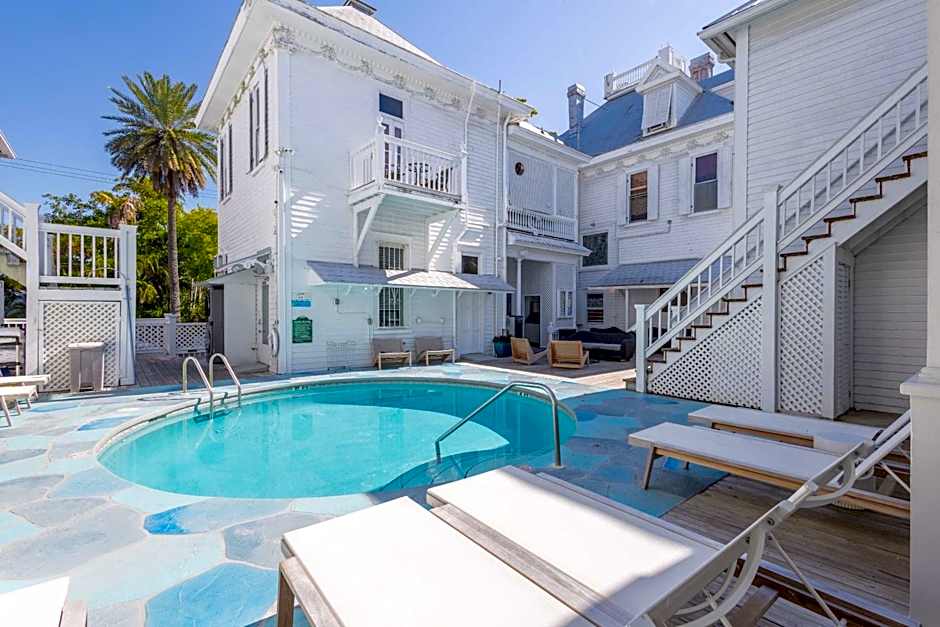 Deluxe King - Curry Mansion with Pool!