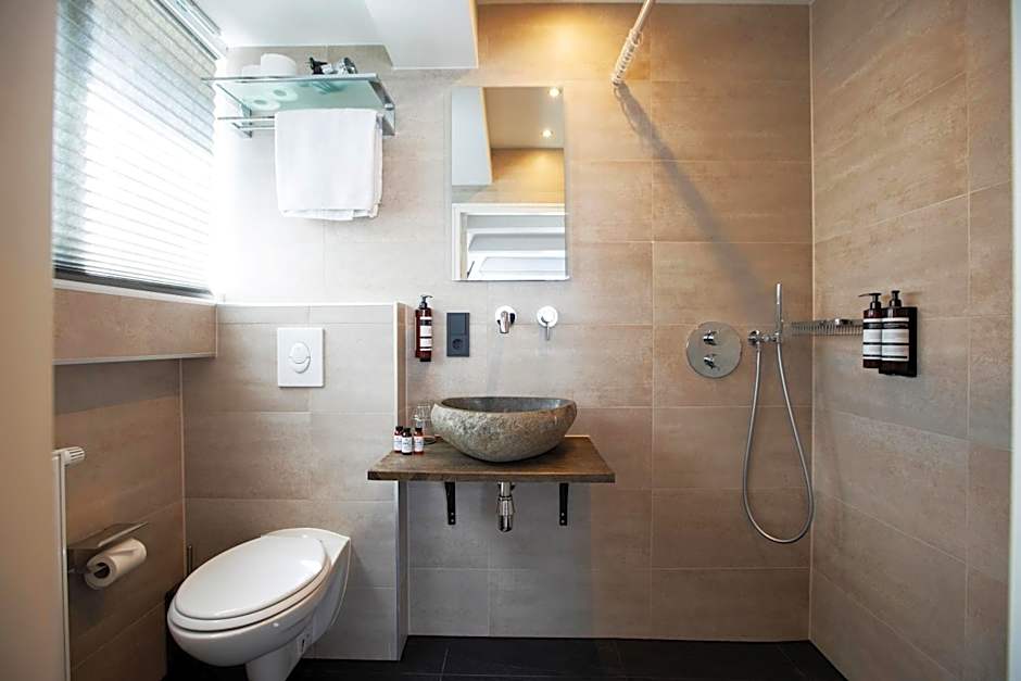 Quentin Golden Bear Hotel