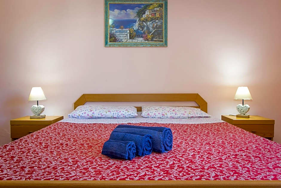 Appartamenti in Villa con ampio giardino esterno