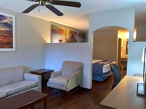 Days Inn & Suites by Wyndham Peachtree City