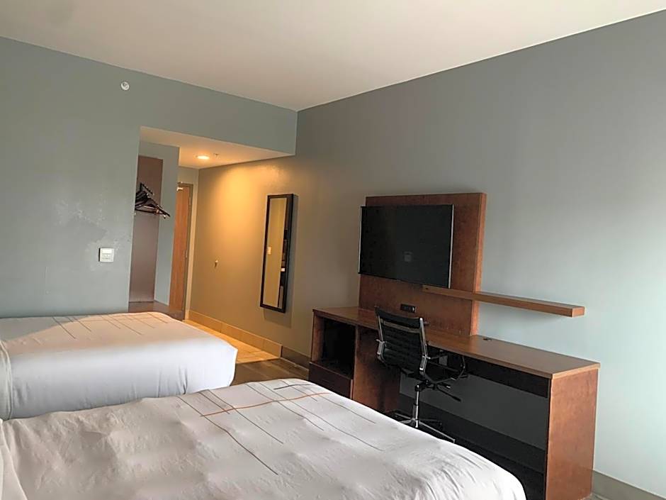 La Quinta Inn & Suites by Wyndham Louisville East