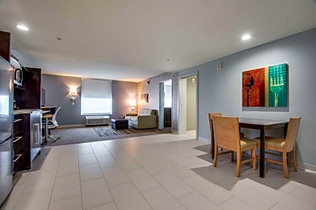 Queen Suite - Hearing Access/Non-Smoking