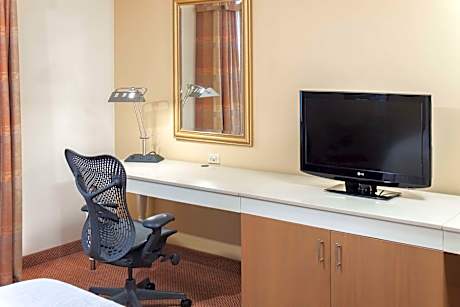 King Room with Accessible Tub - Mobility Access