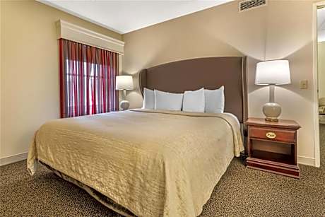 King Suite with Roll-in Shower - Disability Access - Non-smoking