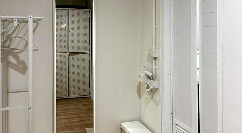 Monomer Hostel
