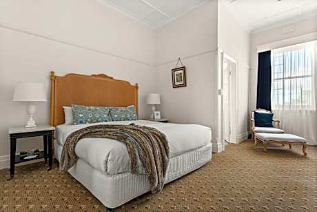 Standard King Room with Private Bathroom