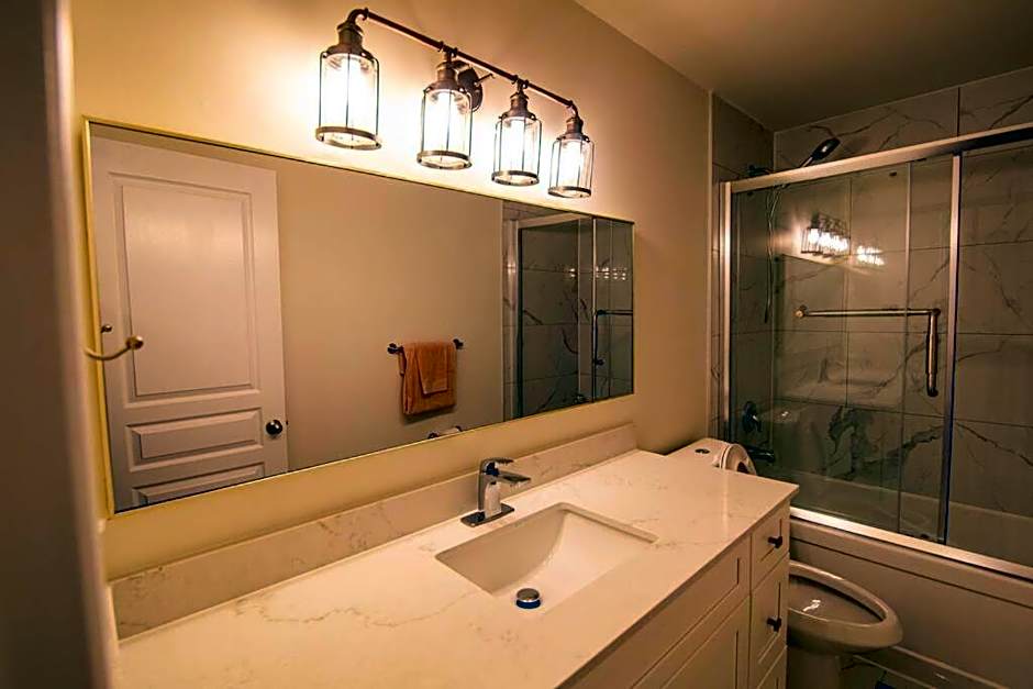 Executive 3 Bedroom townhouse close to the Lake