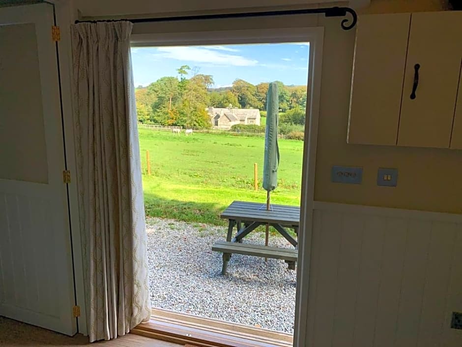 Luxury Shepherds Hut with Superb Views & Fire Pit & walking distance to a superb Gastro Pub