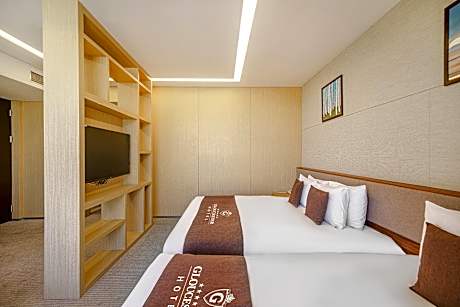 Corner Twin Room - Non-Smoking