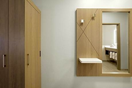 Standard Queen Room with Two Queen Beds and Mobility Accessible Tub