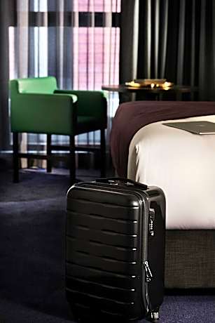 Midnight Lounge, Larger Guest room, 1 King