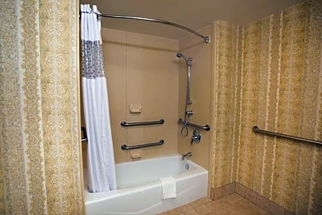 2 Queens Mobility Access W/Tub Nonsmoking