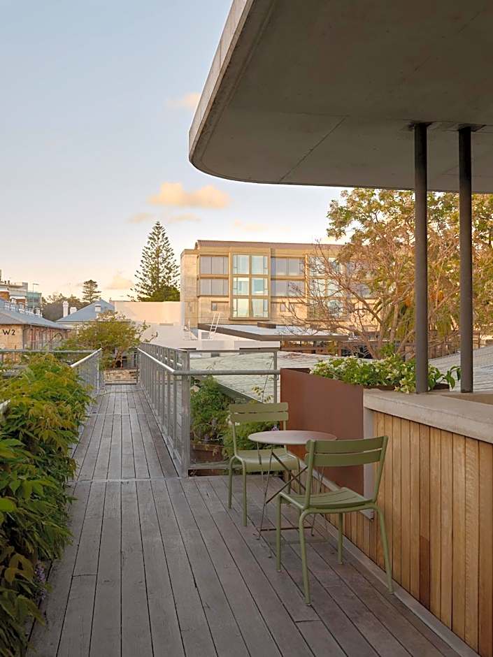 Garde and Warders Hotel