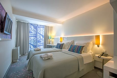 Double/twin room single use courtyard/park view