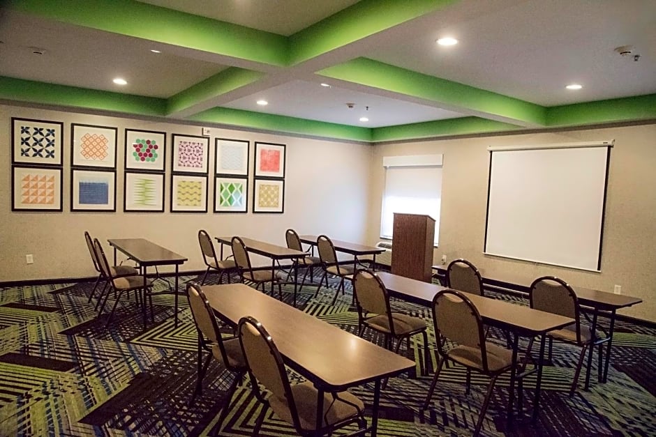 Holiday Inn Express Hotel & Suites Alexandria