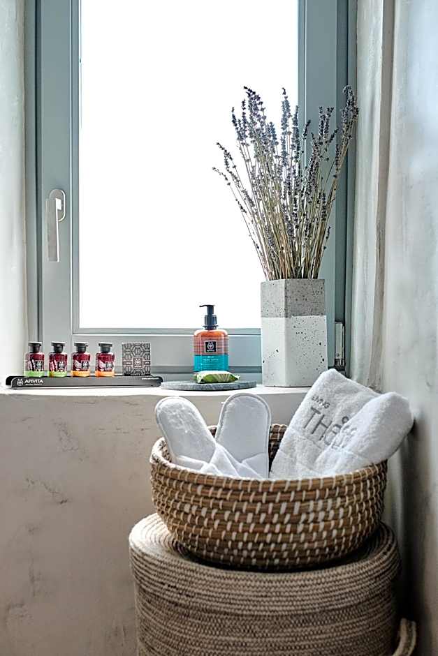 Living Theros Luxury Suites