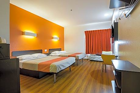 2 Queen Beds |ADA/RI Shower/Non-Smoking
