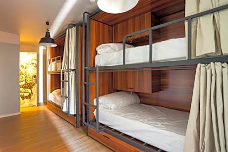 10 Bed Community Room (shared bathroom)