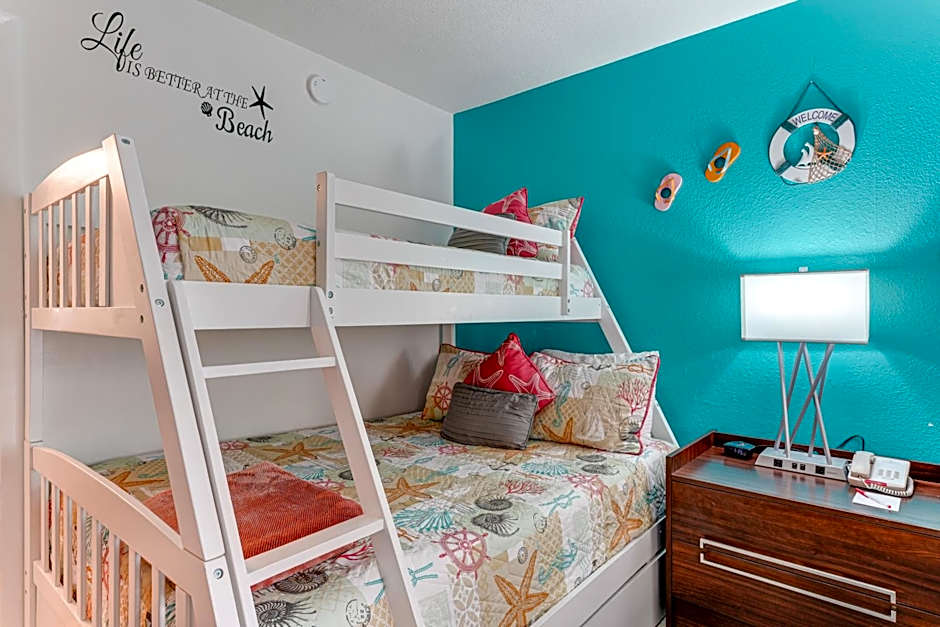 Sarasota Cay Club #612 - Heated Pool, Bunk Beds, Huge TV, Tiki Bar, More!