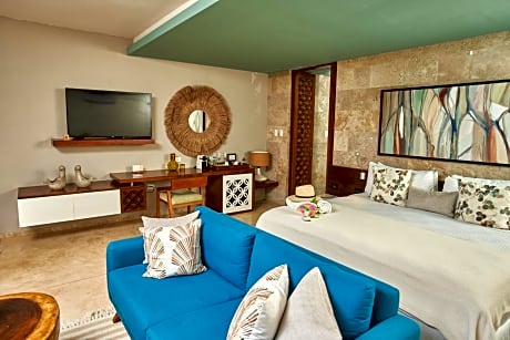 King Suite with Pool View