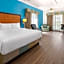 La Quinta Inn & Suites by Wyndham Pittsburgh Airport