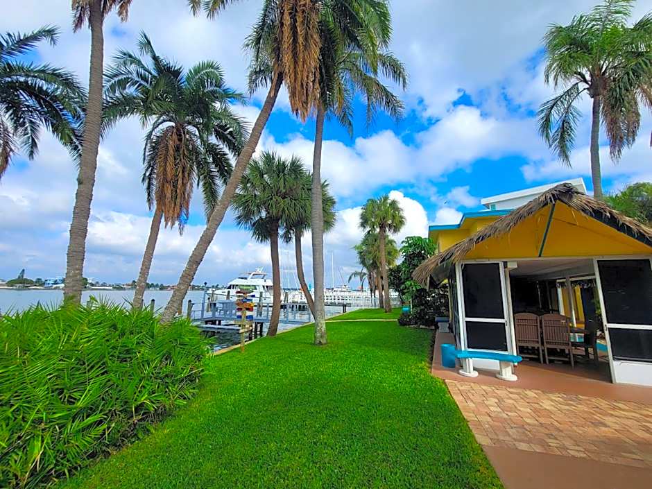 Searenity, Waterside studio in the heart of Treasure Island, walk to beach