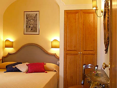 Double room-Budget-Ensuite with Shower-Courtyard view