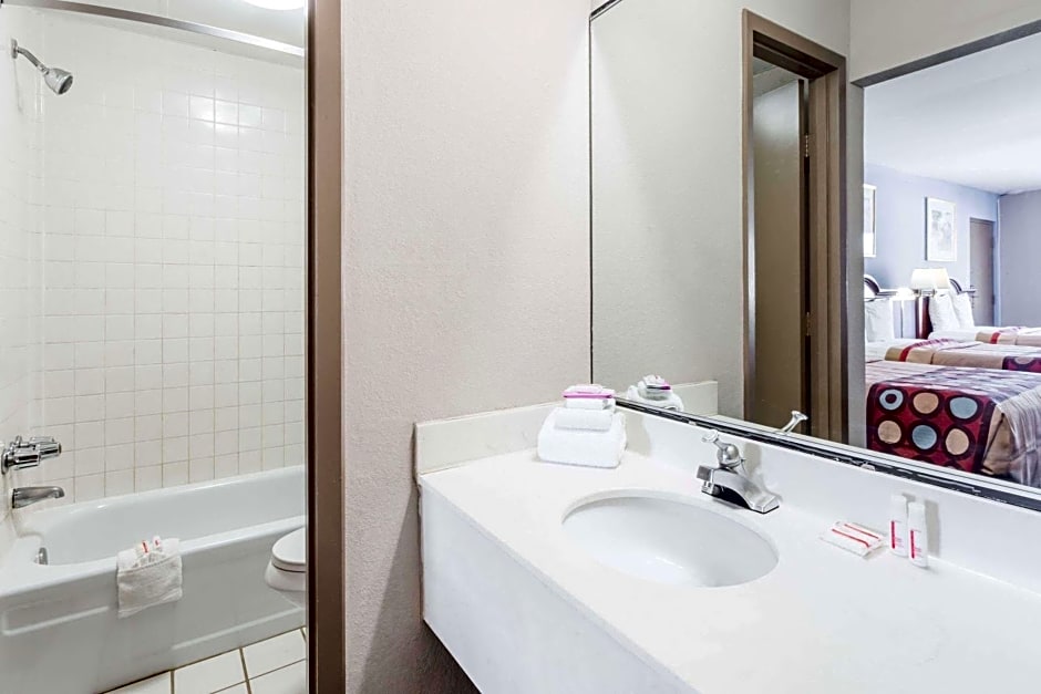 Super 8 by Wyndham Greensboro