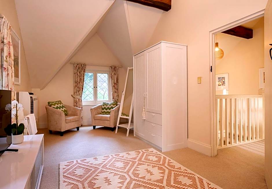 FROGWELL HOLLOW immerse into an idyllic fairytale