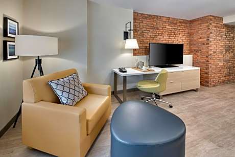 Deluxe Guest room with 1 King, Sofa bed