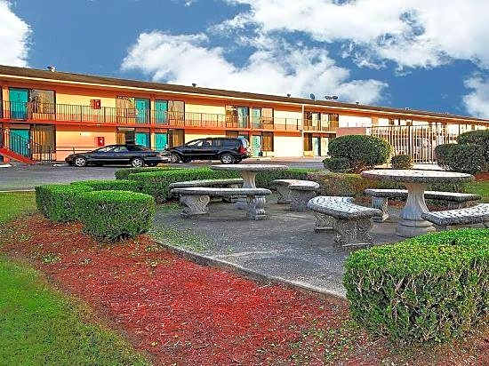 Super 6 Inn & Suites