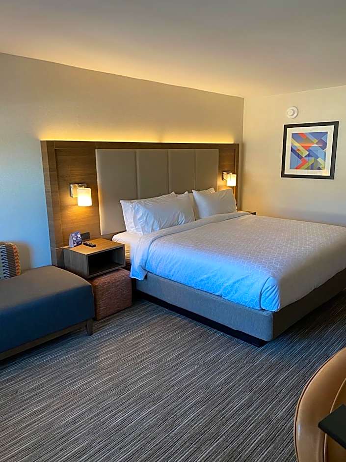 Holiday Inn Express and Suites Chatsworth By IHG