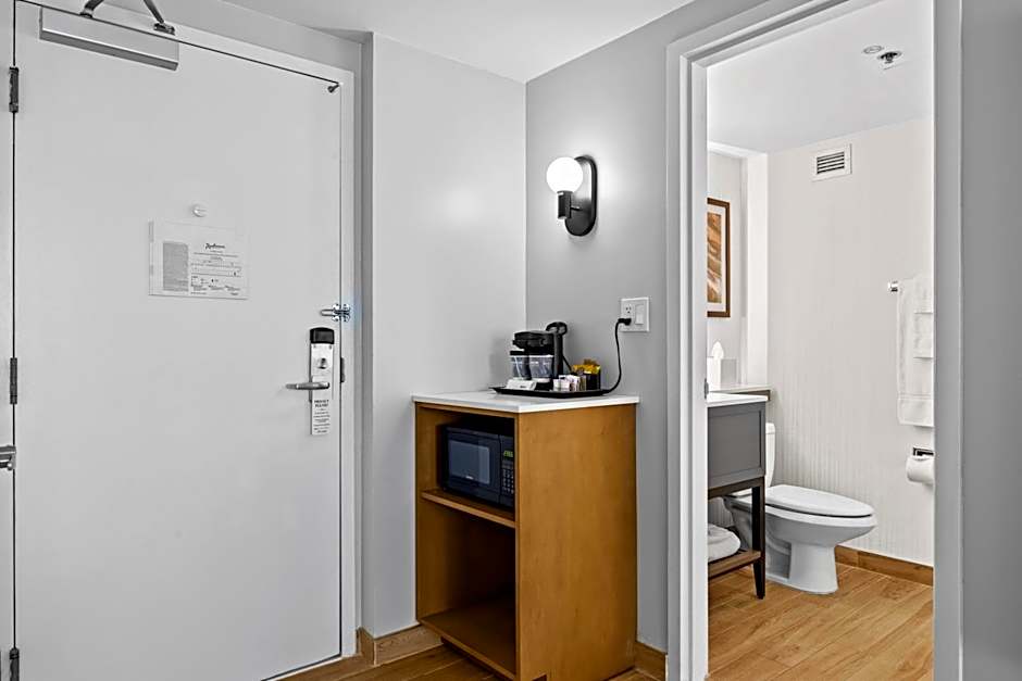 DoubleTree by Hilton New York JFK Airport