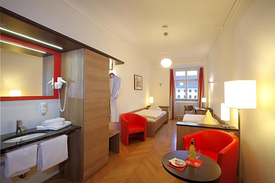 Foto 1 di 2 di Standard Double Room with Shared Bathroom