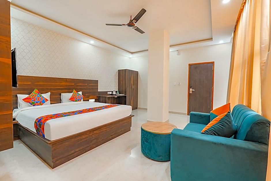 FabExpress Royal Inn – Bangalore, MN