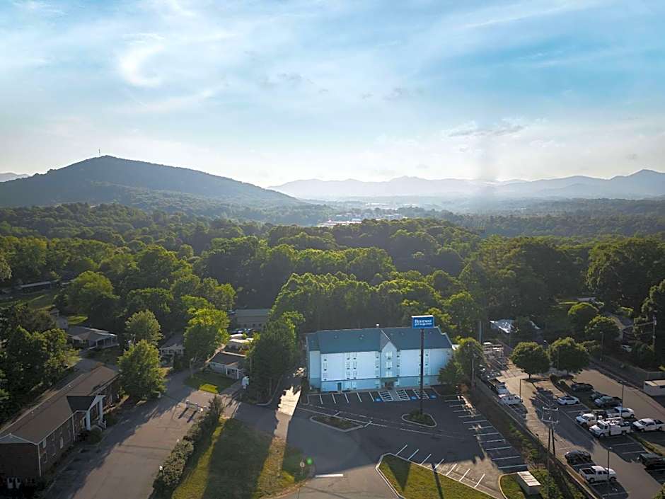 Rodeway Inn & Suites near Outlet Mall - Asheville