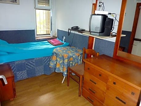 Single Room with Shared Bathroom - Allenby 2