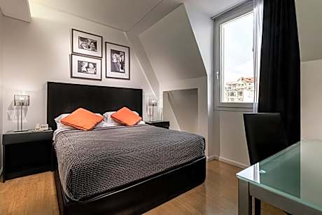 Broadway Hotel & Suites