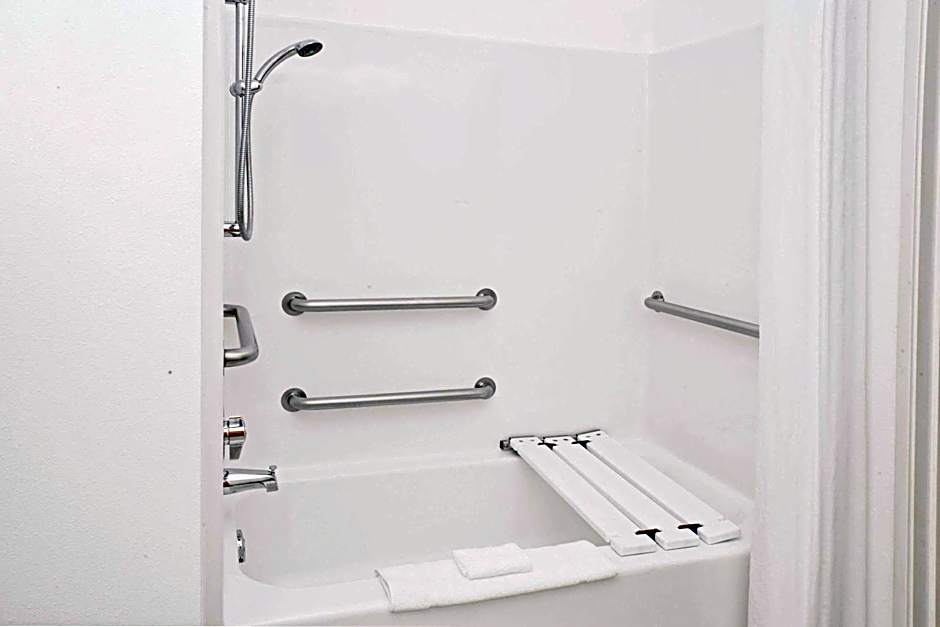 Super 8 by Wyndham Three Rivers