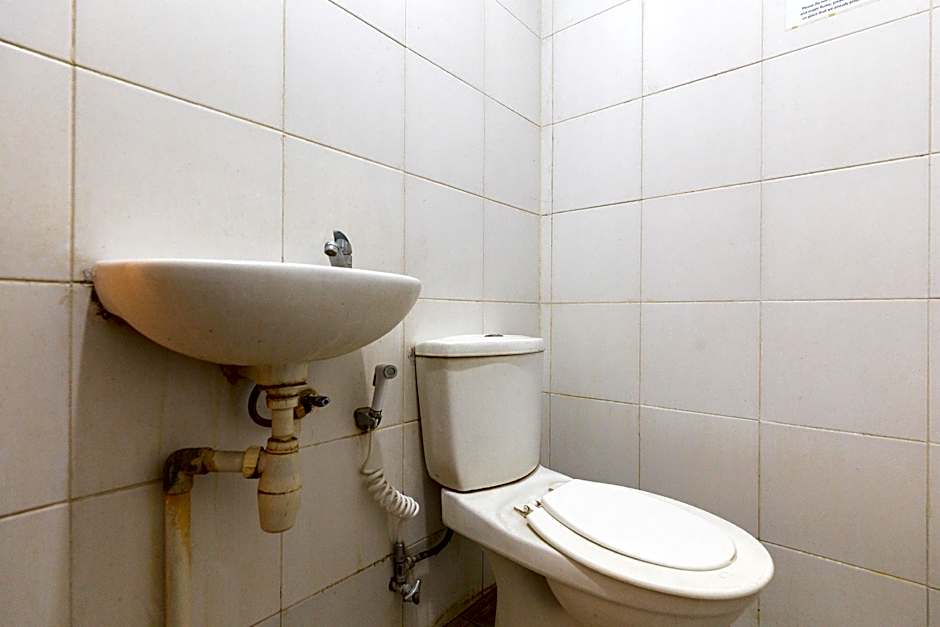 RedDoorz @ Sparkling Hotel near Stasiun Gubeng Surabaya