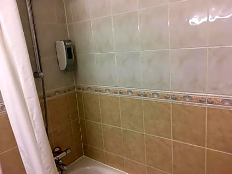 Standard Twin Room with Shared Bathroom