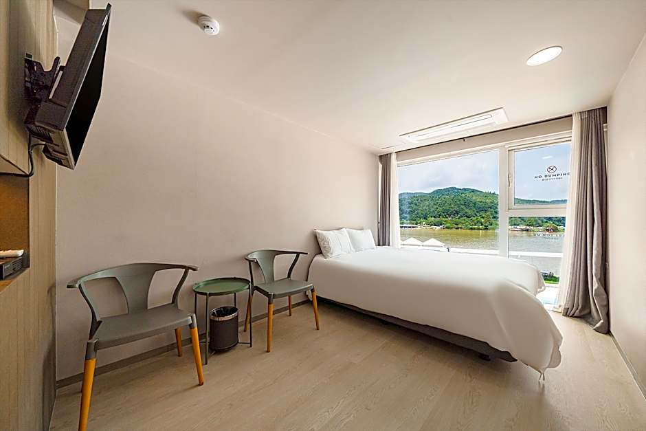 Parotia waterhouse hotel