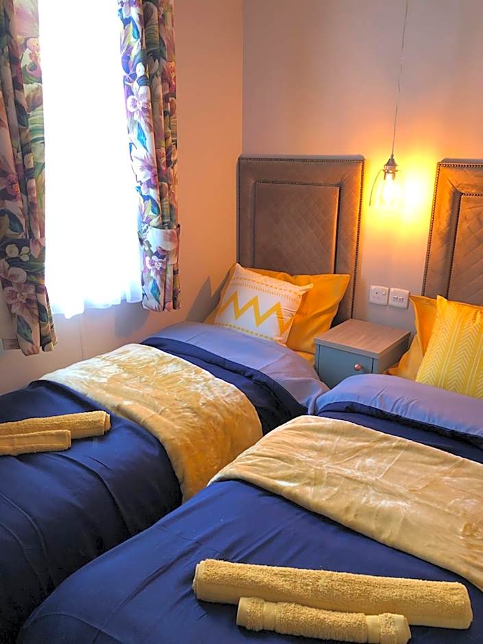 Delightful 2-bed static set in a peaceful village