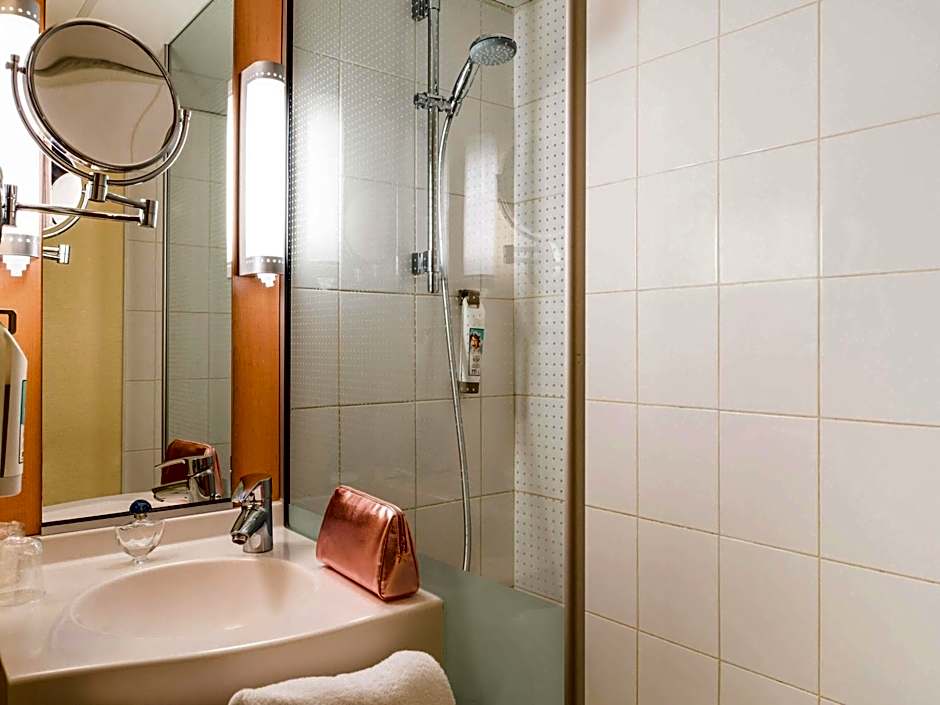 ibis Paris Pont de Suresnes