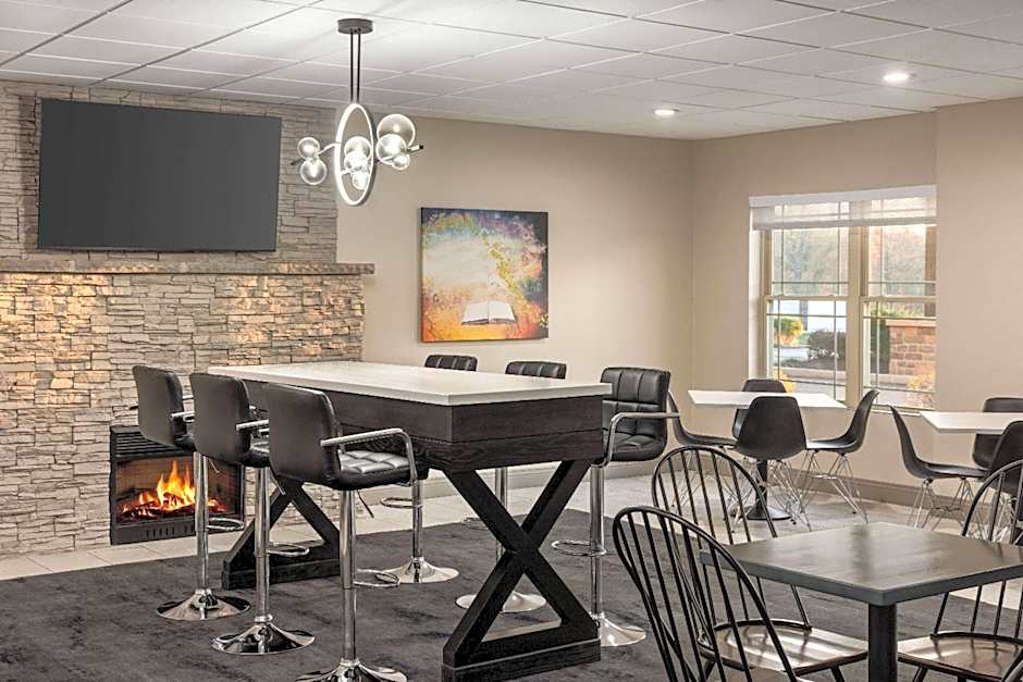 La Quinta Inn & Suites by Wyndham Lake George