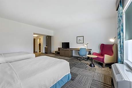 2 Queen Mobility/Hearing Accessible W/Bathtub