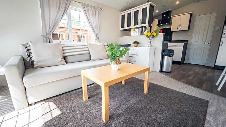 Angie's Haven, Superb 2 Bedroom Lodge with Hot Tub - Sleeps 6 - Felmoor Park