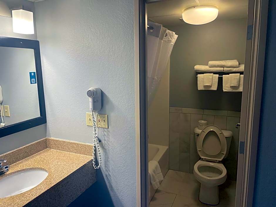 AmericInn by Wyndham Hartford WI